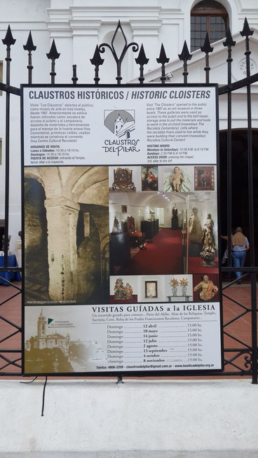 Cartel en la entrada de la Iglesia invitando a visitar los Claustros del Pilar